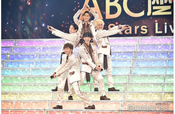 5starsポーズを求められ笑顔があふれるA.B.C-Z（下から時計回りに）河合郁人、五関晃一、橋本良亮、塚田僚一、戸塚祥太（C）モデルプレス