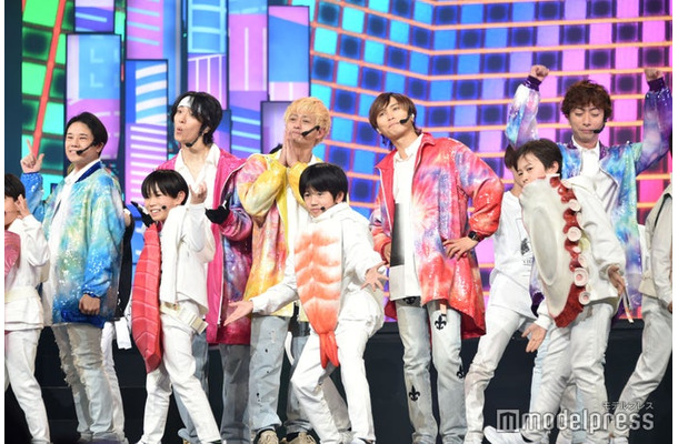メドレーで盛り上げるA.B.C-Z（左から）五関晃一、戸塚祥太、塚田僚一、橋本良亮、河合郁人（C）モデルプレス