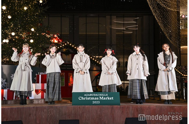 『AZABUDAI HILLS CHRISTMAS MARKET 2023』のオープニングセレモニーに出席したLittle Glee Monster（左から）かれん、MAYU、ミカ、アサヒ、結海、miyou（C）モデルプレス