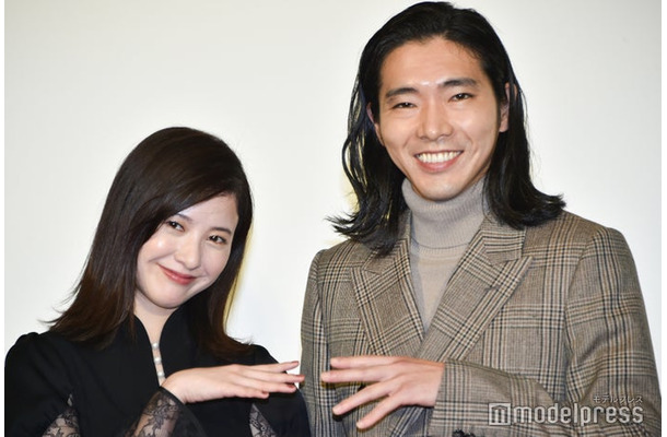 タイトルバックのワンシーンを再現する吉高由里子、柄本佑（C）モデルプレス