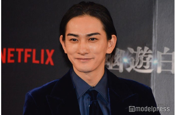 髪を一つに束ねた姿がセクシーな町田啓太（C）モデルプレス