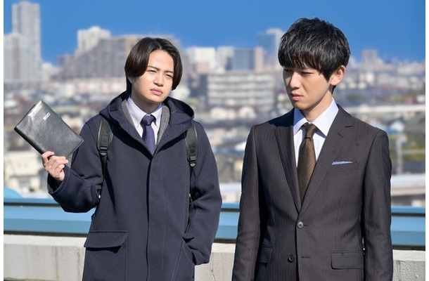 菊池風磨、本郷奏多『ゼイチョー ～「払えない」にはワケがある～』第9話より（C）日本テレビ