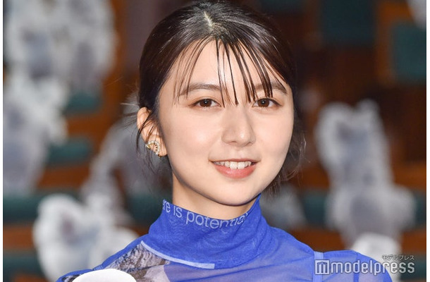 暗髪の上白石萌歌（C）モデルプレス