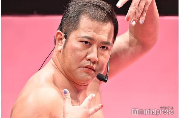 とにかく明るい安村（C）モデルプレス
