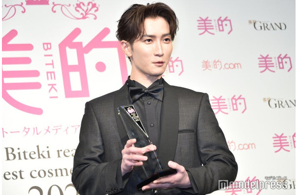 「トロフィーの持ち方合ってます？」と確認する渡辺翔太（C）モデルプレス