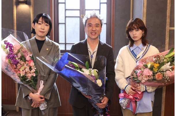 （左から）江口のりこ、ムロツヨシ、平手友梨奈（C）フジテレビ