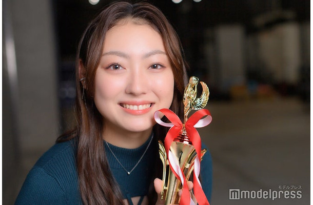 モデルプレスのインタビューに応じた瀧下鈴さん（C）モデルプレス