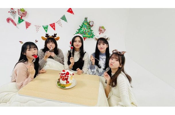 クリスマスパーティーをする川崎桜、冨里奈央、井上和、一ノ瀬美空、菅原咲月（提供写真）