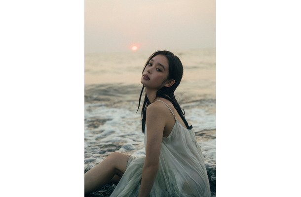 高石あかり「高石あかりファースト写真集 幻灯」（東京ニュース通信社刊）（C）撮影／横山マサト
