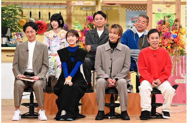 （後列左から）あの、有吉弘行、出川哲朗（前列左から）矢部浩之、浜辺美波、志尊淳、岡村隆史（C）日本テレビ