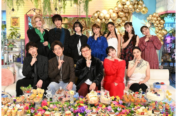 （後列左から）IKKO、溝端淳平、板垣李光人、藤本美貴、みちょぱ、藤田ニコル、丸山礼（前列左から）綾野剛、小泉孝太郎、山里亮太、鈴木愛理、武井咲（C）テレビ朝日