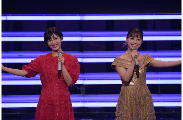 浜辺美波、橋本環奈「第74回NHK紅白歌合戦」（C）NHK