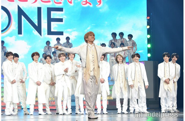 ステージ中央で歓声を浴びて気持ちよくなる佐々木大光、見守る7 MEN 侍、HiHi Jets、美 少年ら／「Act ONE」公開記者会見の様子（C）モデルプレス