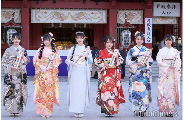 「AKB48二十歳のつどい」記念撮影会に参加した（左から）成⽥⾹姫奈、佐藤美波、千葉恵⾥、⽥⼝愛佳、⽔島美結、太⽥有紀（C）モデルプレス