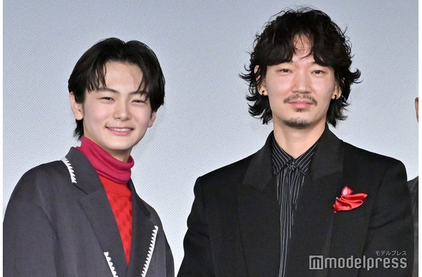 映画「カラオケ行こ！」の初日舞台挨拶に出席した齋藤潤、綾野剛（C）モデルプレス