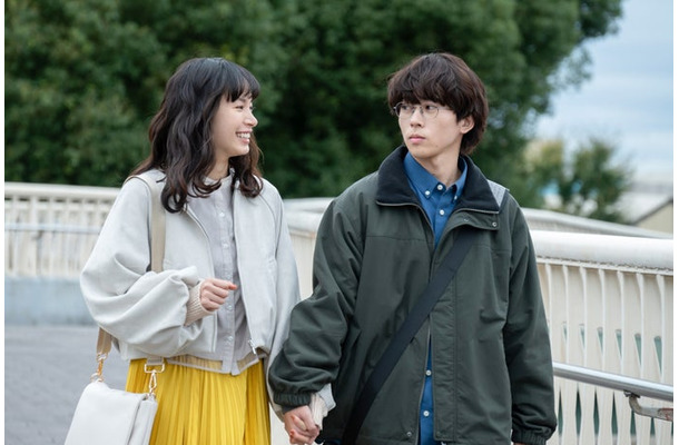 関水渚、末澤誠也「彼女と彼氏の明るい未来」第2話より（C）「彼女と彼氏の明るい未来」製作委員会・MBS