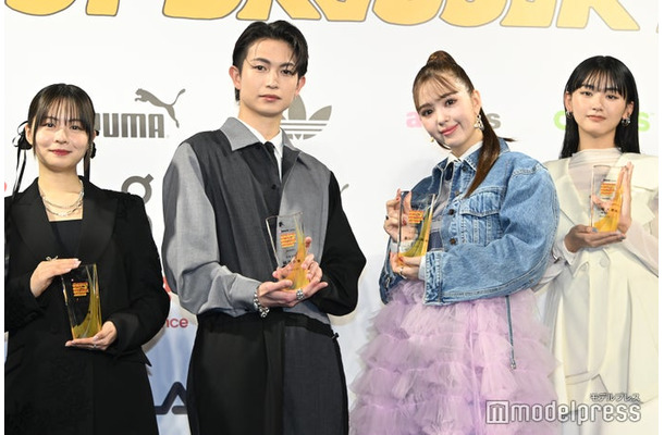 「atmos presents SNEAKER BEST DRESSER AWARD 2024」に登場した（左から）莉子、綱啓永、藤田ニコル、山崎天（C）モデルプレス