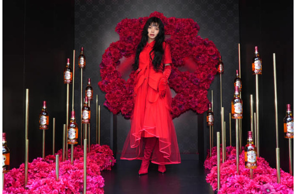 池田エライザ、遊び心を効かせた真っ赤な衣装姿でイベントに登場！カクテル作りにも挑戦「緊張しました」
