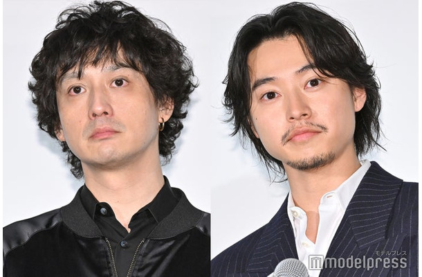 安藤政信、山崎賢人（C）モデルプレス