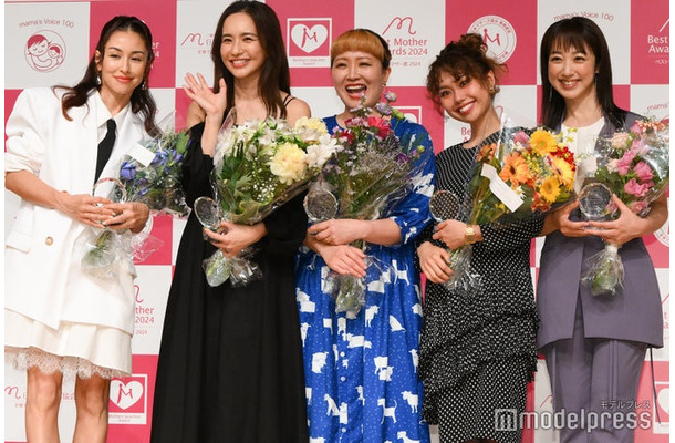 「ベストマザー賞」を受賞したBENI、優木まおみ、丸山桂里奈、peco、川田裕美（C）モデルプレス