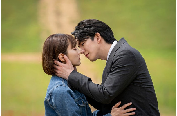 久保田紗友、前田公輝「私をもらって」第1話より（C）日本テレビ