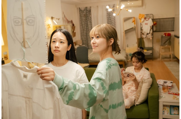 藤間爽子、桜井玲香、谷まりあ「つづ井さん」第1話（C）ytv
