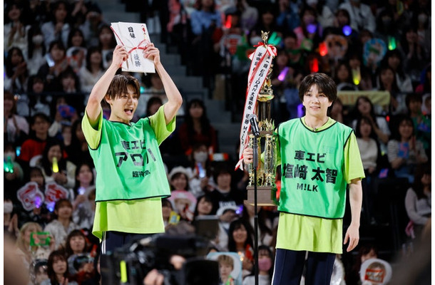 優勝した車エビのアロハ、塩崎太智、（C）「DAN！DAN！EBiDAN！」製作委員会／笹森健一、高橋定敬