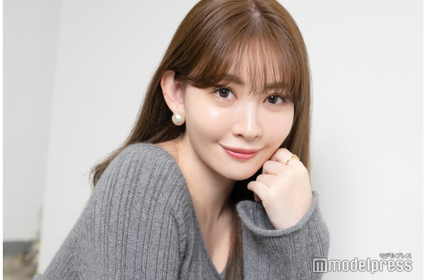 モデルプレスのインタビューに応じた小嶋陽菜（C）モデルプレス