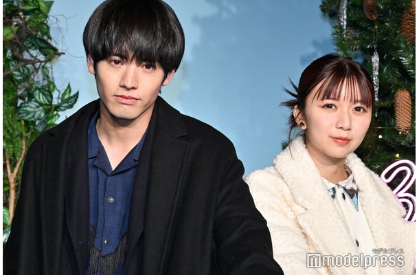 「366日」のクリスマスツリー点灯式に出席した赤楚衛二、上白石萌歌（C）モデルプレス