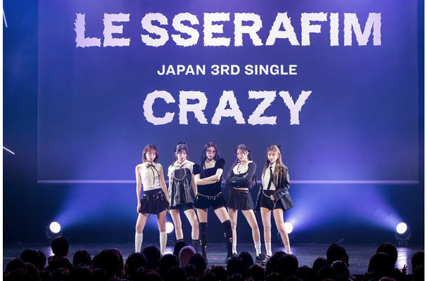 LE SSERAFIM／（左から）KIM CHAEWON、HONG EUNCHAE、HUH YUNJIN、KAZUHA、SAKURA（P）＆（C）SOURCE MUSIC