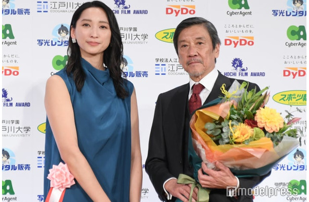 「第49回報知映画賞」授賞式に登壇した杏、奥田瑛二（C）モデルプレス