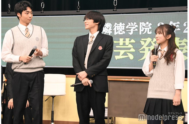 Wi-Fiのように並ぶ八村倫太郎、山下幸輝、矢吹奈子（C）モデルプレス