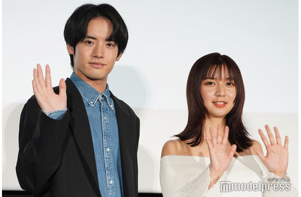 映画「366日」大ヒット御礼舞台挨拶に出席した赤楚衛二、上白石萌歌(C)モデルプレス