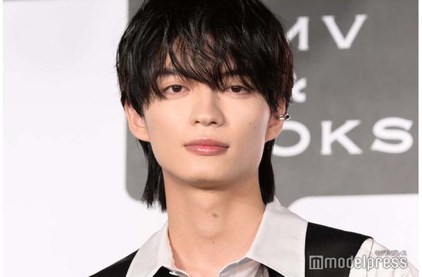 黒髪の杢代和人（C）モデルプレス