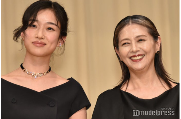 「第67回ブルーリボン賞」授賞式で初対面となった河合優実、小泉今日子（C）モデルプレス