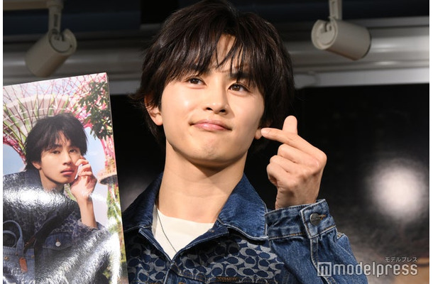 指ハートを出す草川拓弥（C）モデルプレス