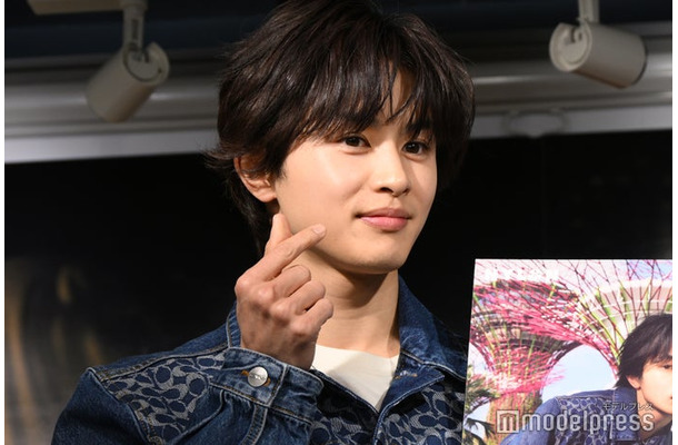 指ハートを出す草川拓弥（C）モデルプレス