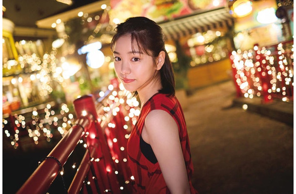 當真あみ1st写真集「Ami」封入特典ポストカード／撮影：屋山和樹