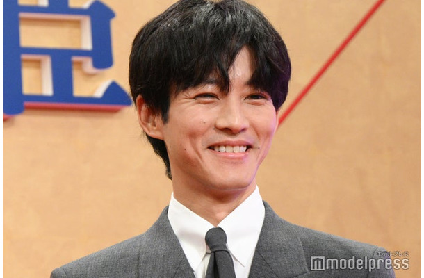 記者から笑顔を求められる松坂桃李（C）モデルプレス