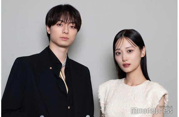 モデルプレスのインタビューに応じた作間龍斗、山下美月（C）モデルプレス