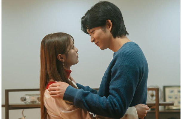紺野彩夏、鈴木仁「復讐カレシ～溺愛社長の顔にはウラがある～」第5話（C）「復讐カレシ～溺愛社長の顔にはウラがある～」製作委員会・MBS