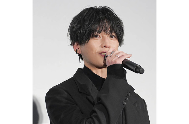 八木勇征、フードを被ったひなたぼっこSHOTにファン悶絶「可愛すぎる」「心臓持たないよ～」