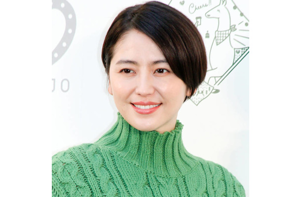 長澤まさみ、美肩を見せたアンニュイSHOTに絶賛の声「美しすぎて言葉が出ません」「ずっと憧れの存在」