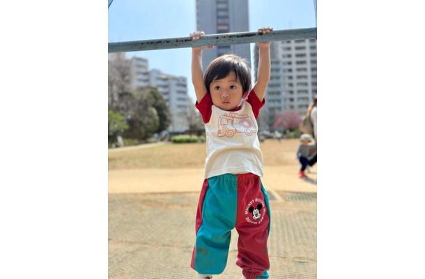 おばたのお兄さん、1歳息子の握力にビックリ！公園遊びSHOTに反響「すごい力もち」「ハンサムボーイちゃん」