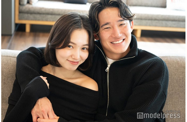 モデルプレスのインタビューに応じたミミ（美海）、アツシ（荒井陸）（C）モデルプレス