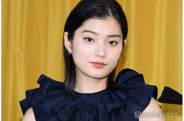 暗髪の蒔田彩珠（C）モデルプレス