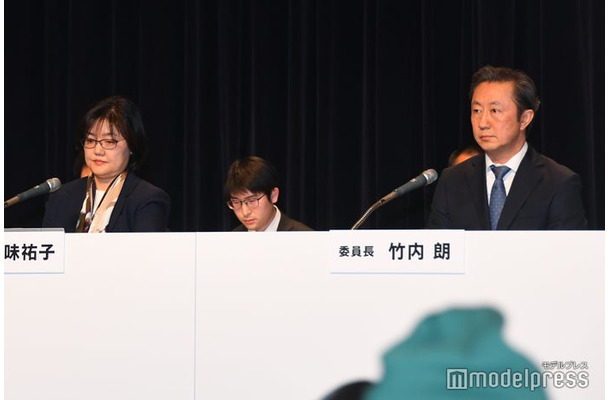 五味祐子氏、竹内朗氏（C）モデルプレス