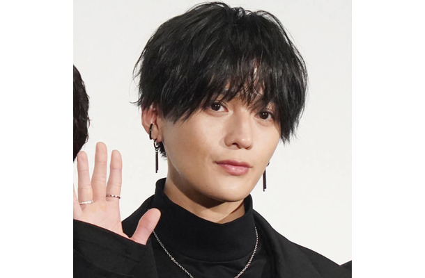 八木勇征、スーツ姿で佇むドラマオフSHOTにファンうっとり「スタイルいい」「ビジュ美しすぎる」