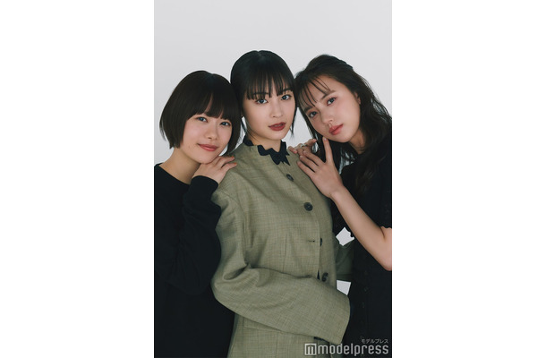 モデルプレスのインタビューに応じた杉咲花、広瀬すず、清原果耶／PHOTO：赤英路（C）モデルプレス