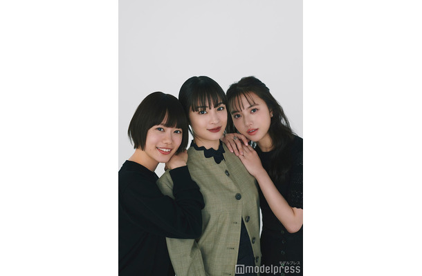 モデルプレスのインタビューに応じた杉咲花、広瀬すず、清原果耶／PHOTO：赤英路（C）モデルプレス